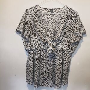 1X black/ white pattern blouse.